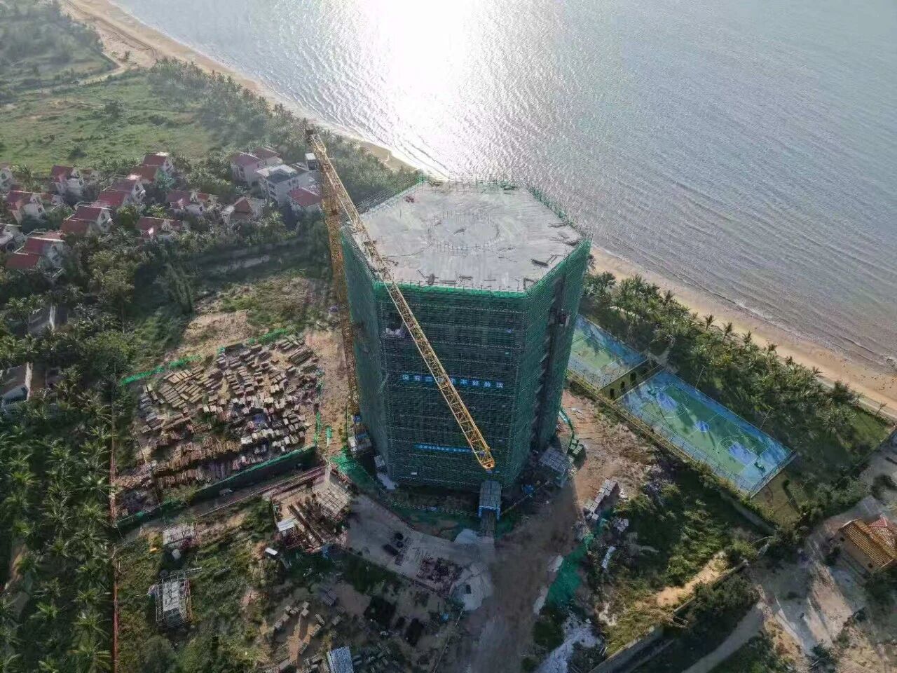 封顶!南盈滨岛导航台更新改造项目为民航保障再筑新翼(图1) 1.jpg