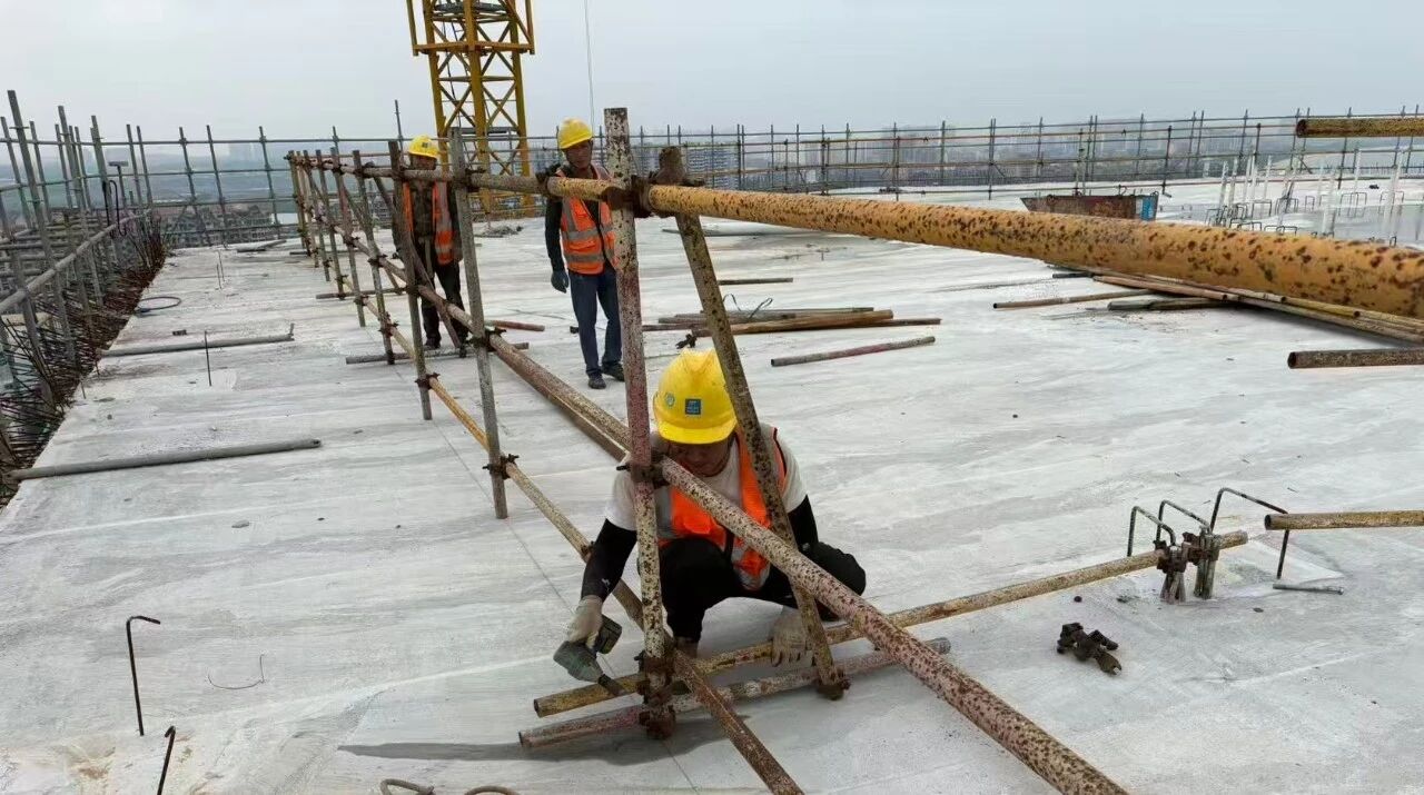 封顶!南盈滨岛导航台更新改造项目为民航保障再筑新翼(图2) 2.jpg